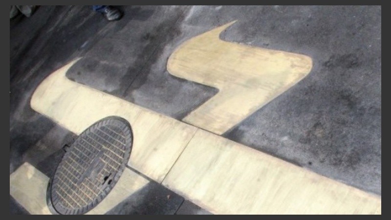 La obra de bronce que fue robada en San Luis y Dorrego, ahora repuesta.