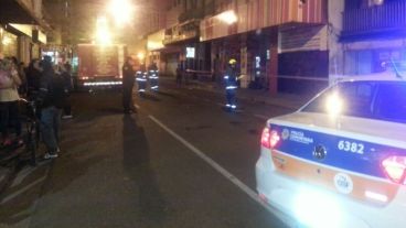 Bomberos evalúan rajaduras de un edificio de San Luis y Entre Ríos.