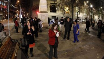 Gente se reúne organizadamente en una plaza de Santiago.