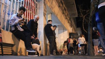 Corrientes casi Pellegrini. Los vecinos salieron a la calle, muchos desconcertados.