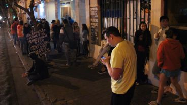 Corrientes casi Pellegrini. Los vecinos salieron a la calle, muchos desconcertados.