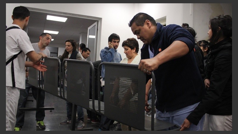 Enfermeros y ayudantes traen sillas para los evacuados.