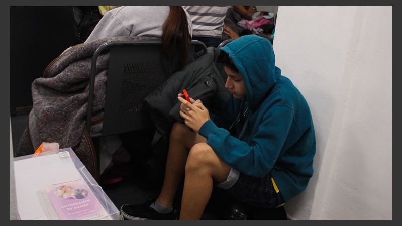 Poco espacio y una larga espera en el viejo edificio de la Maternidad por calle Moreno.