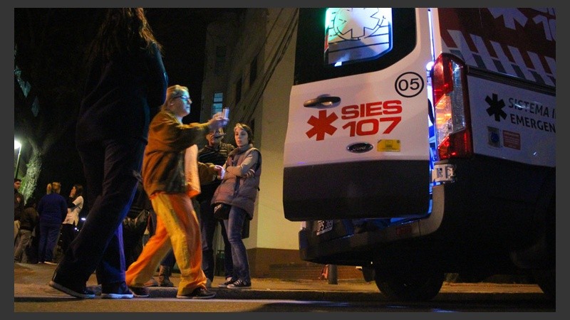 Afuera los trabajos eran intensos con varias ambulancias a disposición.