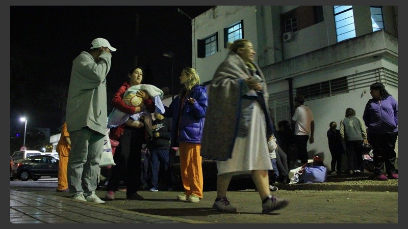 Unos pacientes esperando indicaciones afuera de la Maternidad.