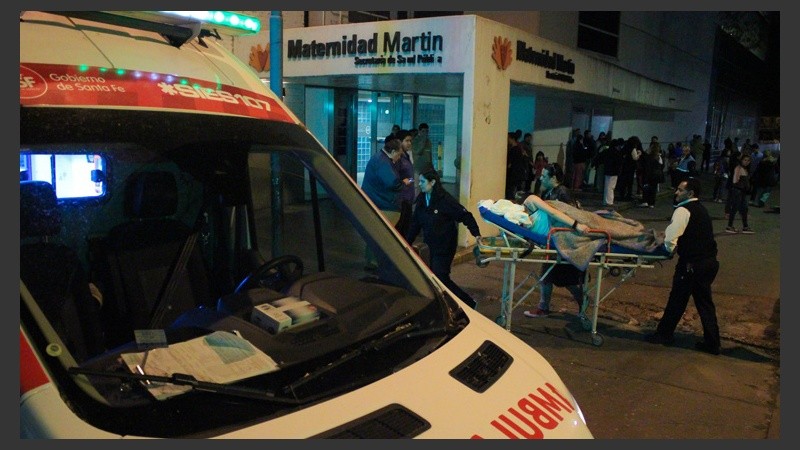 Una de las camillas con una paciente durante la evacuación.