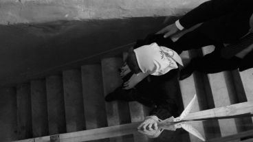 Norma Vermeulen, Madre de Plaza 25 de Mayo, desciende hacia uno de los espacios del ex centro de detención. (Alan Monzón/Rosario3.com)