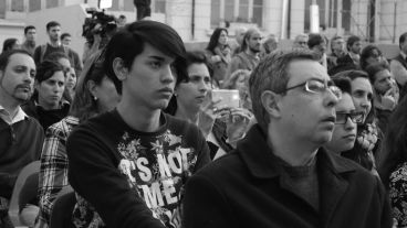 Personas de todas las edades participaron del acto. (Alan Monzón/Rosario3.com)