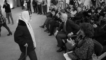 La actividad se desarrolló en la plaza Cívica en el edificio donde ahora se encuentra la sede de Gobernación. (Alan Monzón/Rosario3.com)