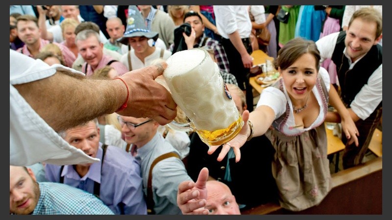 ¡Marche una cerveza! Arrancó este sábado en Alemania una nueva edición del Oktoberfest.(EFE)