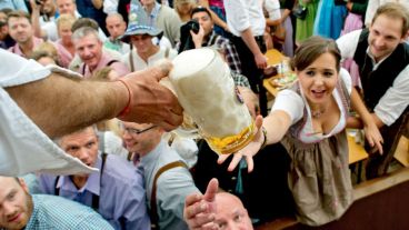 ¡Marche una cerveza! Arrancó este sábado en Alemania una nueva edición del Oktoberfest.(EFE)