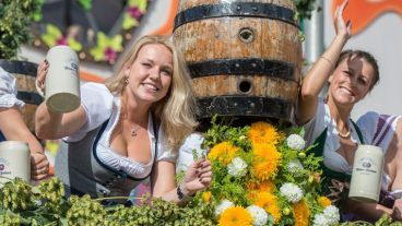 Dos chicas alemanas con cerveza en mano posando para la cámara. (EFE)