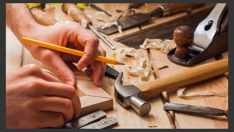 Se dictan cursos de carpintería, artesanía y muebles; cestería y mimbrería; moldería confección de marroquinería, entre otros.