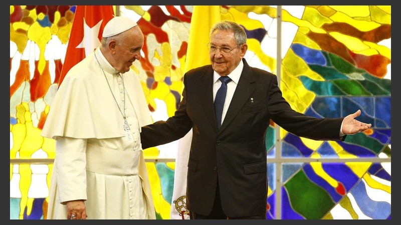 El Papa fue recibido por Raúl Castro, hermano de Fidel. (EFE)