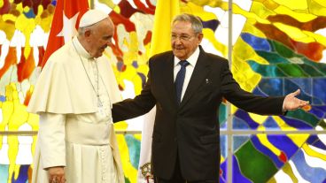El Papa fue recibido por Raúl Castro, hermano de Fidel. (EFE)