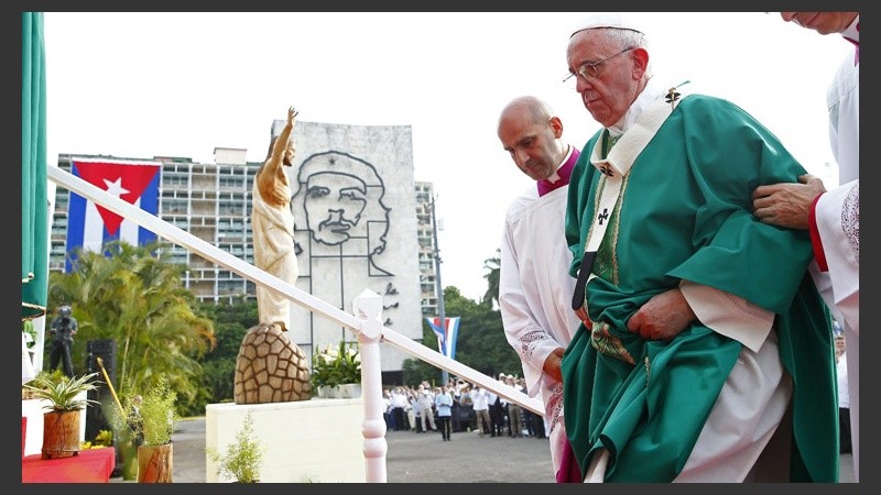 Dio una misa ante una multitud en la histórica plaza de la Revolución en La Habana. (EFE)