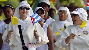 Fieles cubanos disfrutan la llegada de Francisco a la isla donde permanecerá hasta el martes. (EFE)