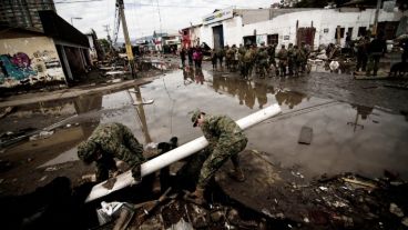 Soldados participan de la limpieza en Coquimbo.