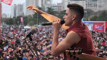El joven cantante metió temas nuevos y clásicos. (Rosario3.com)