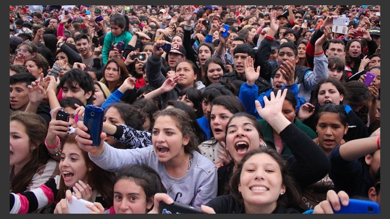 Los jóvenes no pararon de cantar y bailar a pesar del mal tiempo. (Rosario3.com)