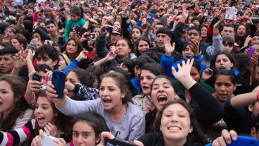 Los jóvenes no pararon de cantar y bailar a pesar del mal tiempo. (Rosario3.com)