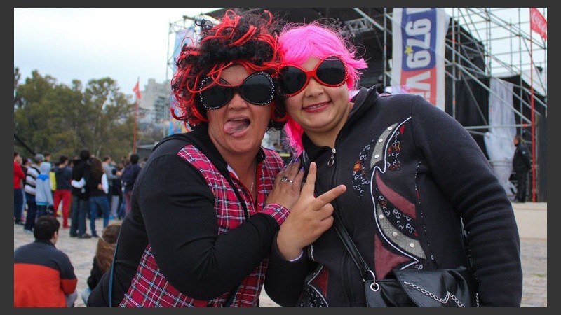 Dos chicas con pelucas, las que llamaron la atención en los festejos. (Rosario3.com)