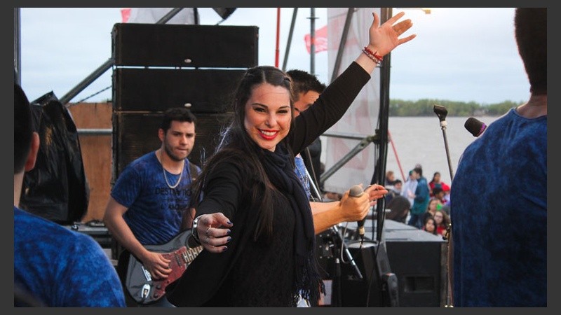 La cantante de Amapola y una pose frente a cámara. (Rosario3.com)