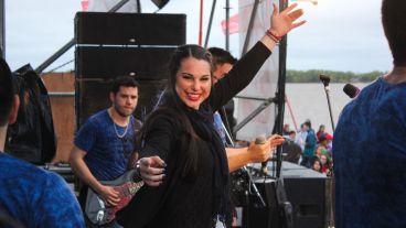La cantante de Amapola y una pose frente a cámara. (Rosario3.com)