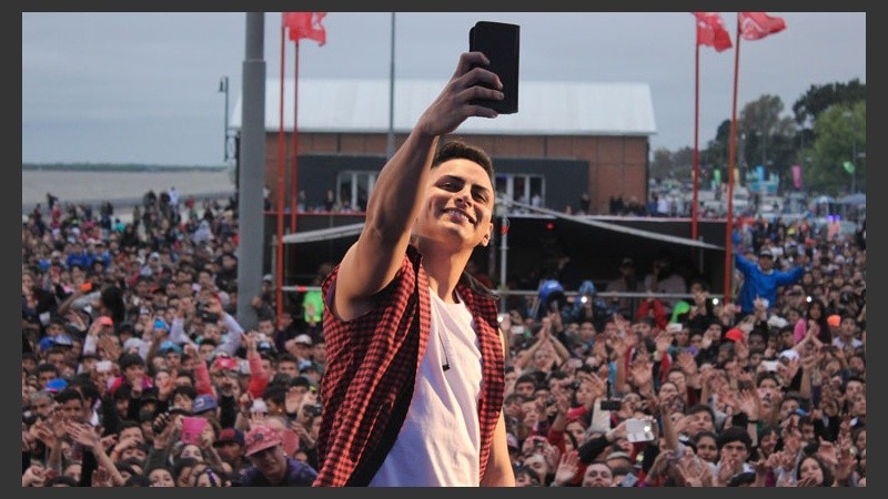 Hubo tiempo para una selfie junto a la multitud que se hizo presente en los festejos. (Rosario3.com)
