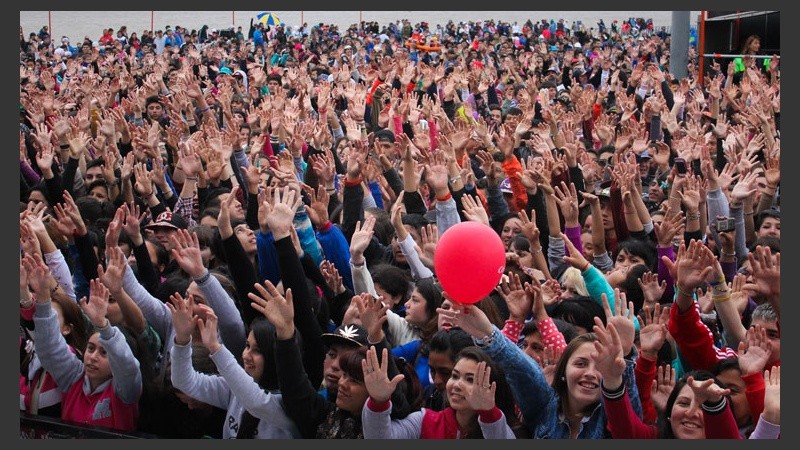 Toda esta gente le metió onda en los festejos de la FM Vida de este lunes. (Rosario3.com)