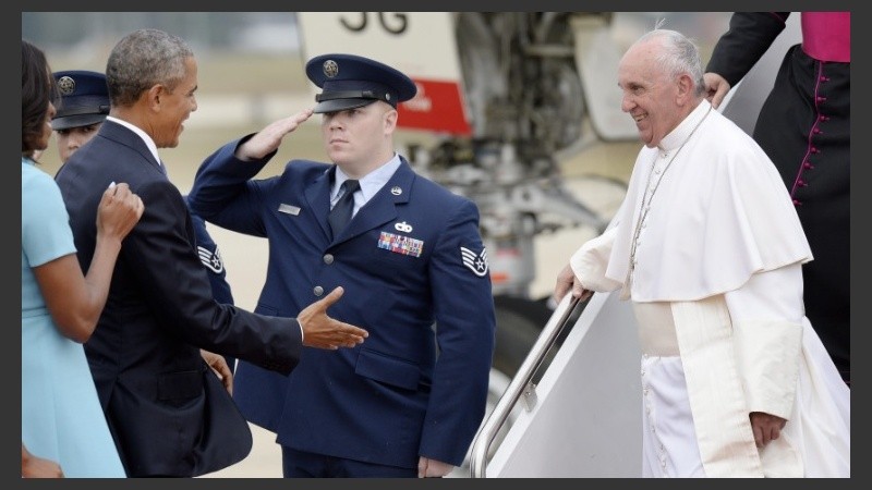 Obama y su esposa Michelle recibieron a Bergoglio en el aeropuerto.