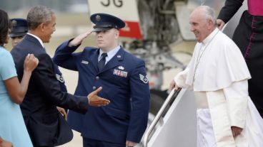 Obama y su esposa Michelle recibieron a Bergoglio en el aeropuerto.