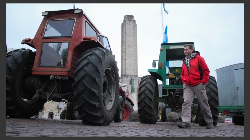 Tractores y el Monumento en una rara postal.