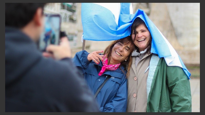 Dos chicas aprovechan y se sacan fotos con el Monumento detrás. (Alan Monzón/Rosario3.com)