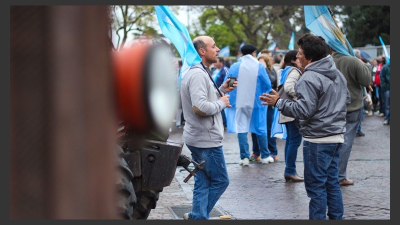 Mucho celeste y blanco en la convocatoria del campo. (Alan Monzón/Rosario3.com)