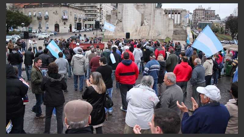 Los productores en el Monumento a la Bandera este miércoles. (Alan Monzón/Rosario3.com)