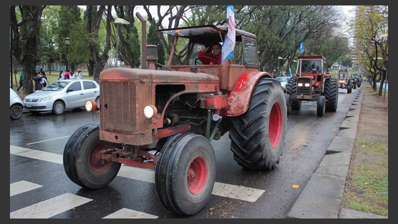 Minutos antes del mediodía, una caravana de tractores llegó desde localidades vecinas.