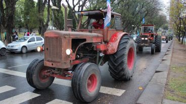 Minutos antes del mediodía, una caravana de tractores llegó desde localidades vecinas. (Alan Monzón/Rosario3.com)