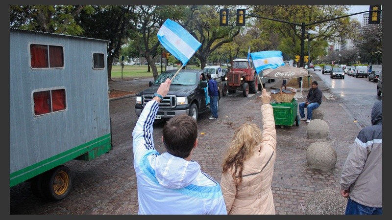 El punto de encuentro fue en las inmediaciones del Monumento. Allí algunas personas los recibió con banderas argentinas.
