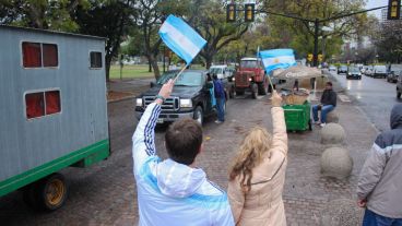 El punto de encuentro fue en las inmediaciones del Monumento. Allí algunas personas los recibió con banderas argentinas. (Alan Monzón/Rosario3.com)