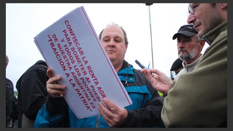 Un periodista entrevista a uno de los referentes de la marcha.