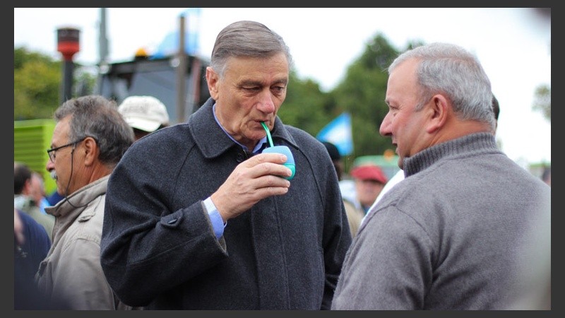 Hermes Binner pasó a saludar y tomó mates con los productores.