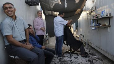 Una peluquería improvisada en las tiendas de refugio sirio. (EFE)
