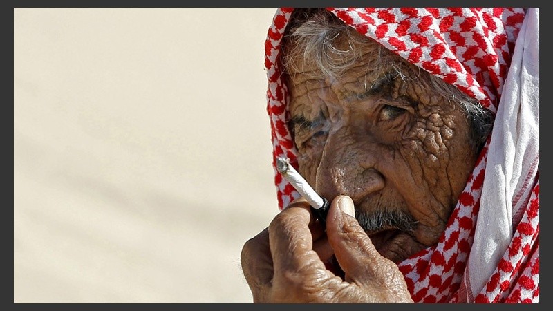 Un hombre fuma un cigarrillo. Europa está sufriendo una de las crisis migratorias más importantes de las últimas décadas. (EFE)