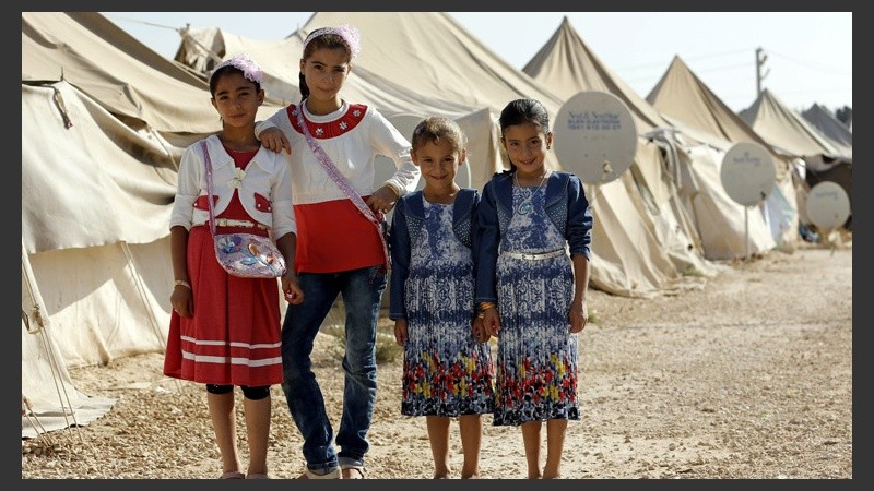 Dos niñas posan para cámara en el campo de refugiados en Turquía. (EFE)