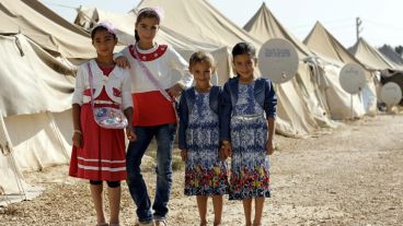 Dos niñas posan para cámara en el campo de refugiados en Turquía. (EFE)