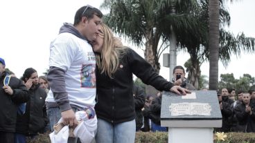 Emotivo acto para descubrir una placa en homenaje a Gerardo Escobar. (Rosario3.com)