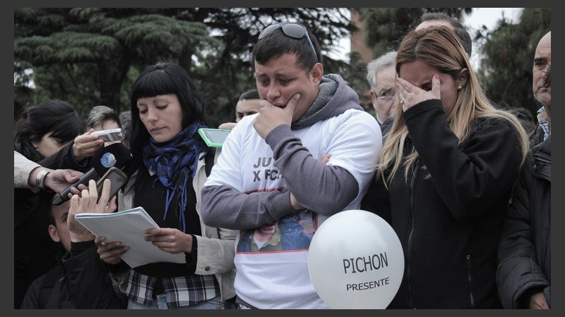 Familiares de Pichón durante el breve acto muy cerca de Tribunales. (Rosario3.com)