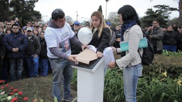 La placa fue descubierta este jueves bajo un cielo gris. (Rosario3.com)