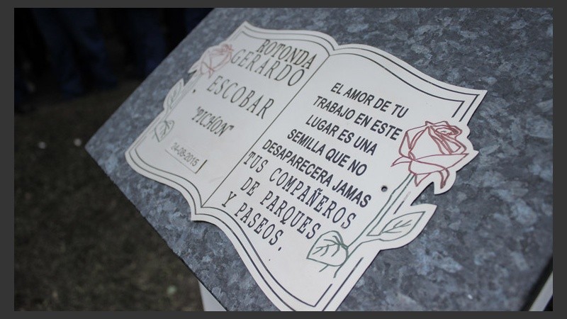 La placa con la leyenda para recordar a Escobar. (Rosario3.com)